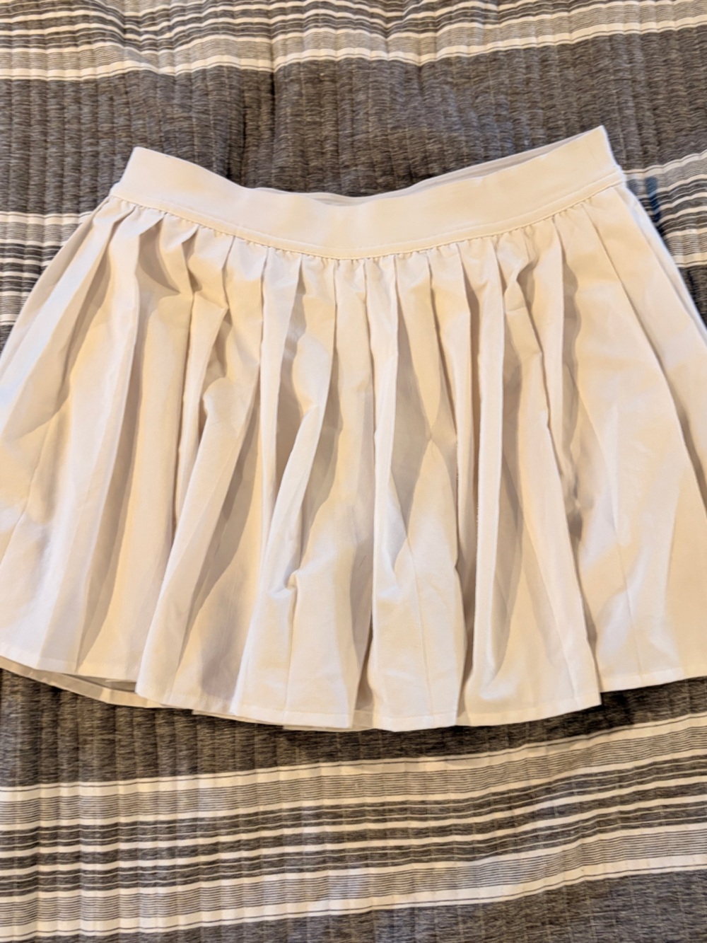 Lululemon Pleated White Women's size 6 with attached shorts with pockets